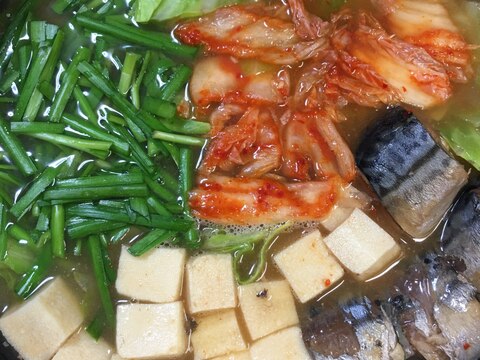 お腹いっぱいになる！サバ缶と高野豆腐のチゲ風スープ